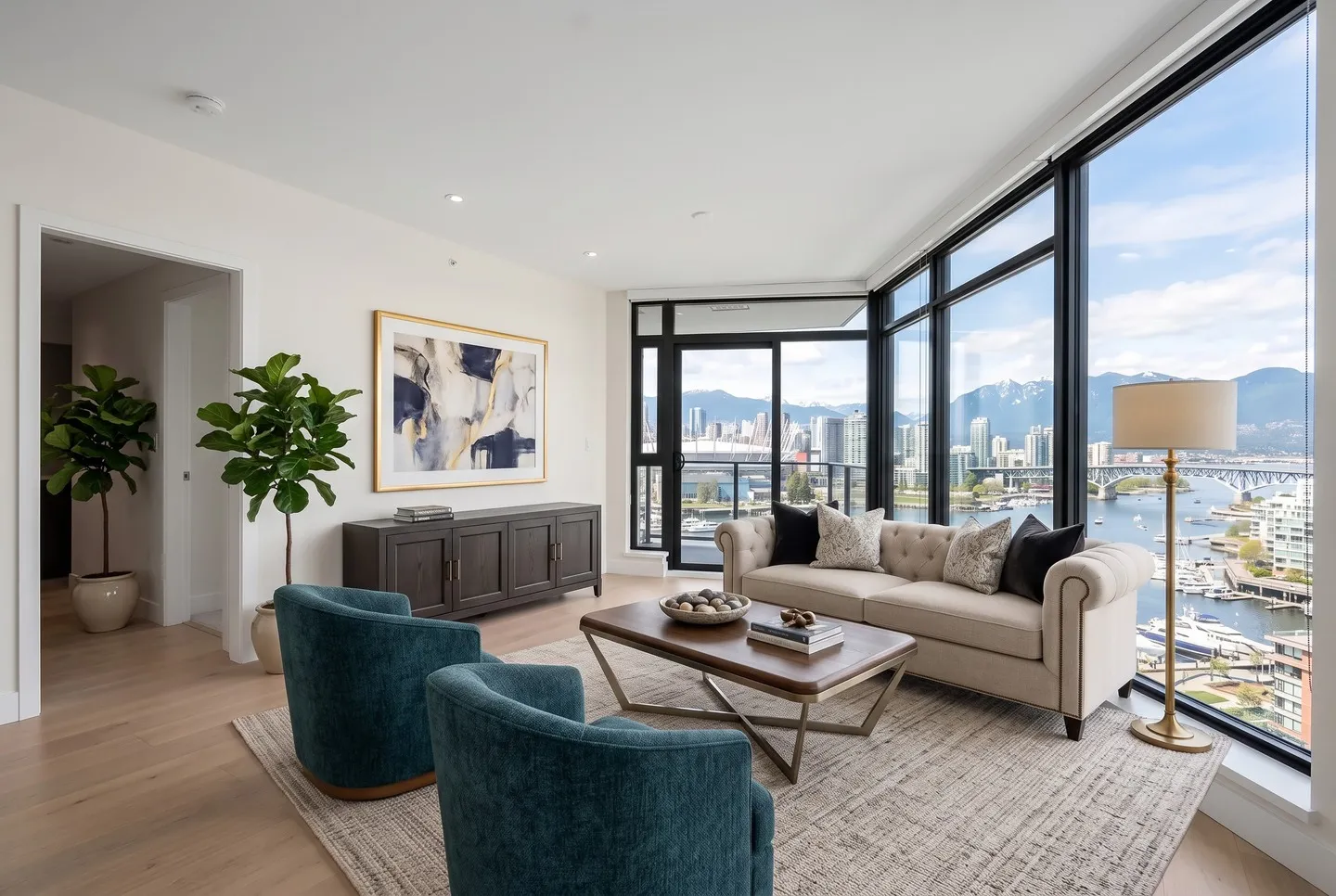 The living room staged in the transitional style: transitional, a blend of classic shapes and contemporary finishes.